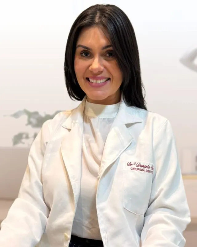 Dra. Daniela Chaoui - Dentista no Rio Vermelho especializada em odontologia estética e reabilitação oral